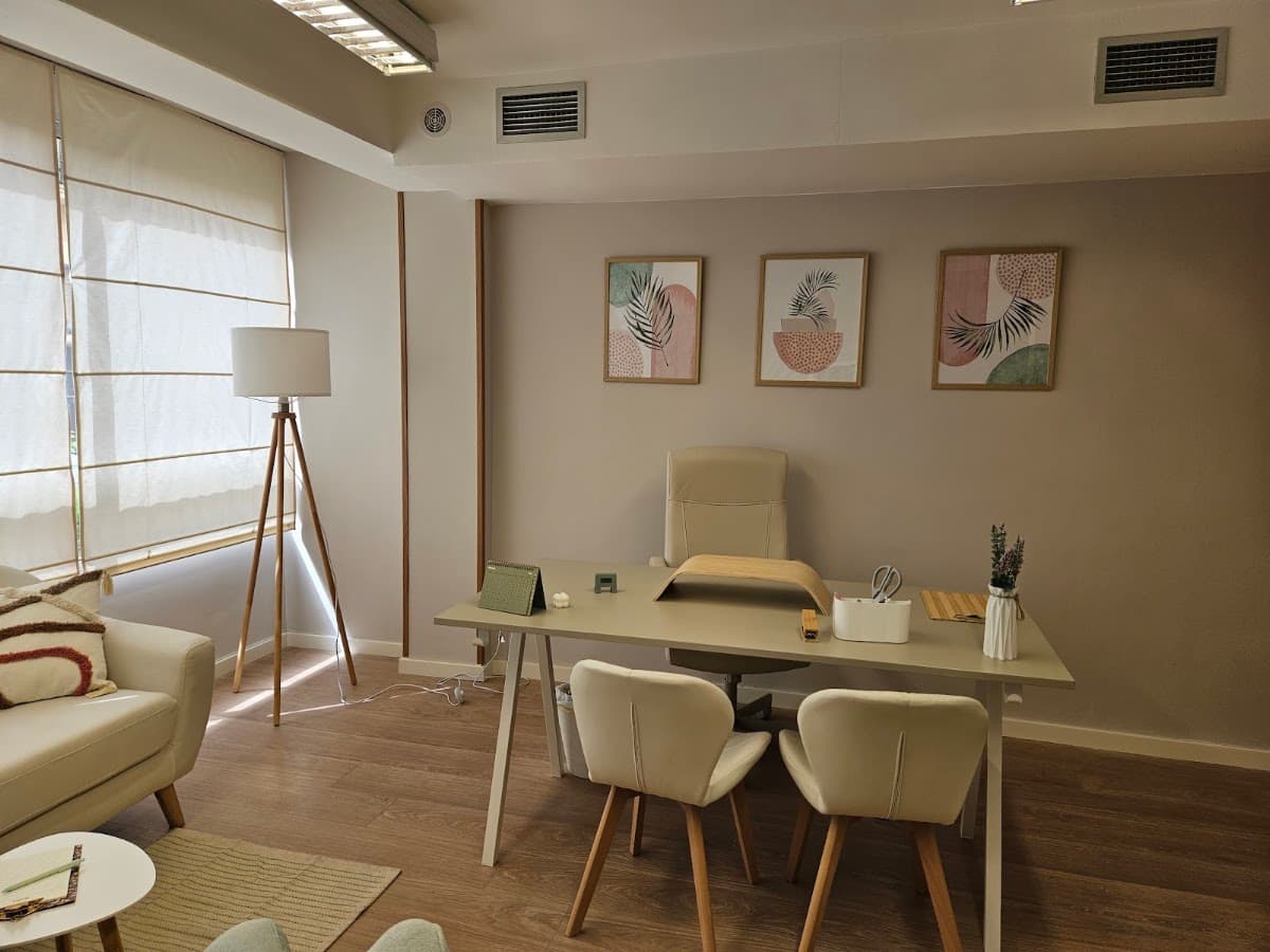 Sala de consulta de Arpa Psicología en Tarragona, con luz natural, sofá y espacio acogedor para las sesiones de terapia