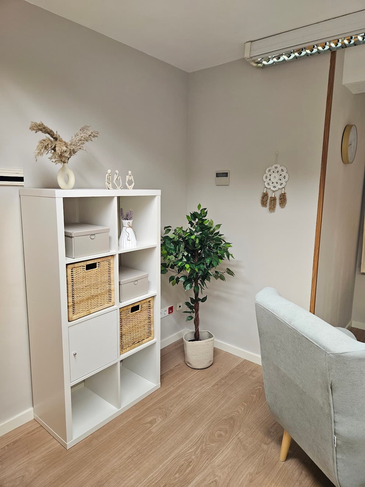 Zona de espera de Arpa Psicología en Tarragona, con planta y decoración cálida