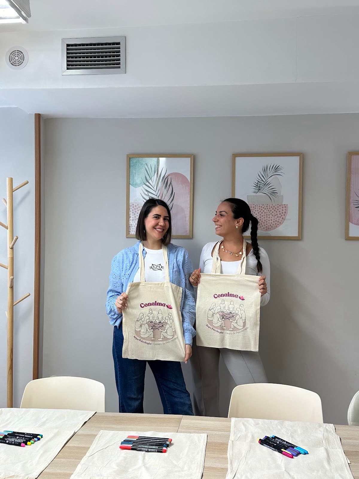 Equipo de psicólogas de Arpa Psicología sonriendo en su consulta de Tarragona