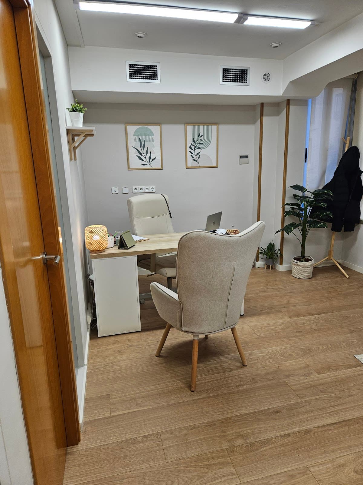Despacho de terapia de Arpa Psicología con sillón y luz natural, preparado para las sesiones de consulta
